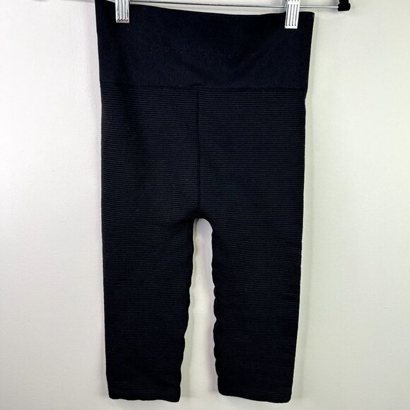 Victorias Secret seamless black ribbed compression shorts size medium - Picture 3 of 10